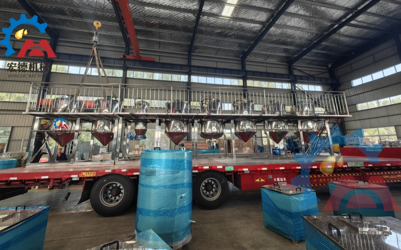 <a href=http://m.xinph.com/jinglian/ target=_blank class=infotextkey>精煉油設(shè)備</a>發(fā)貨現(xiàn)場